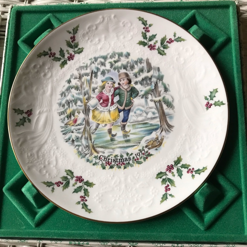 1977 Royal Doulton Christmas Plate Ice Skating